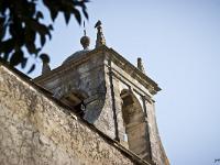 Grignan (Drôme)  La tour de l’ancienne porte du Tricot du XIIIe siècle, communément appelée beffroi, fut surélevée en 1600 pour permettre l’installation de la première horloge publique.
