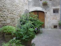 Grignan (Drôme)  Dans une cour.
