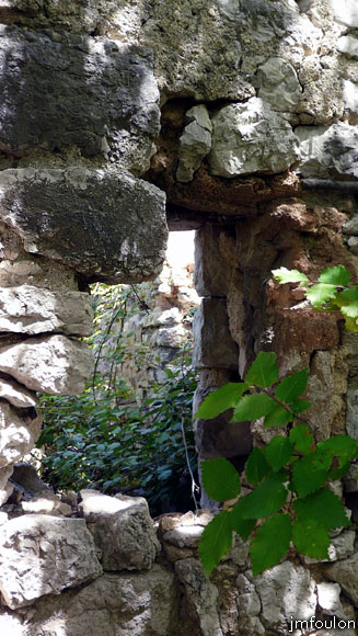 bastide-monges-16web.jpg - Petite ouverture sur le pignon Ouest. Nous la verrons de l'intérieur un peu plus loin
