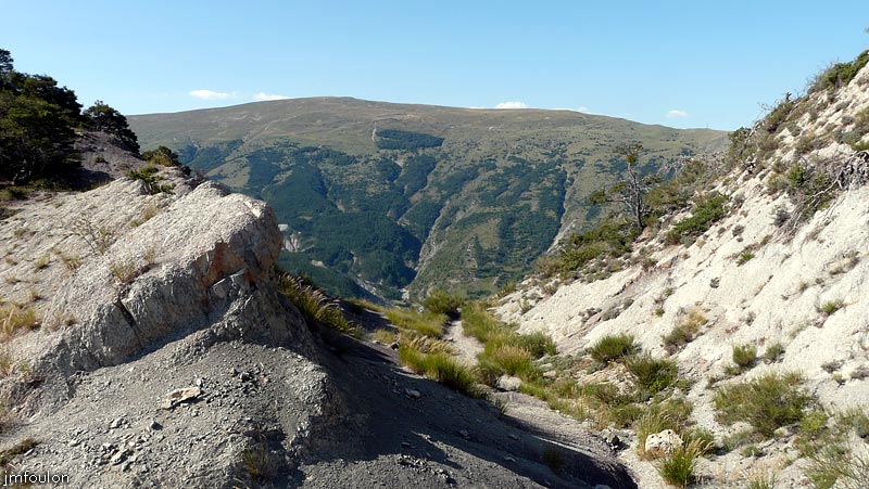 castellas-35web.jpg - Vue sur Jouères depuis le Pas de Patègue