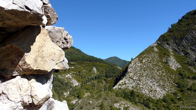 tour-le-caire-12web.jpg - Vue vers le l'Ouest depuis la Tour. Au loin au centre, la montagne de Peynier (1368 m)