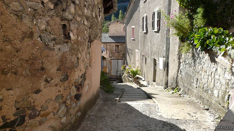 le-caire-35web.jpg - Cette ruelle, très courte donne sur la rue de l'école que nous avons vue en début de galerie depuis le bas. On voit d'ailleurs l'ancienne Mairie-Ecole en bas à droite et dans l'axe le pigeonnier de 1853