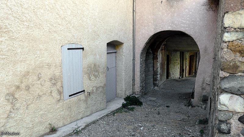le-caire-55web.jpg - Suite à ce passage se trouve un autre petit couvert. Je pense qu'à droite de ses passages se trouvaient les remparts dont il ne reste aujourd'hui nulle trace. Le Caire était fortifié au XIIIe