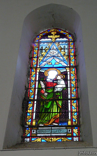 turriers-28web.jpg - Eglise Saint Antoine - Vitrail Saint Joseph sur le mur Nord de l'édifice