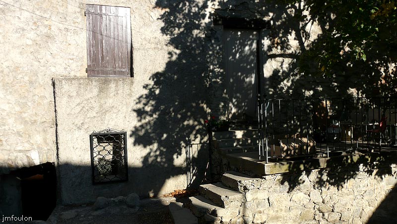 turriers-32web.jpg - Façade et escalier rue de l'église