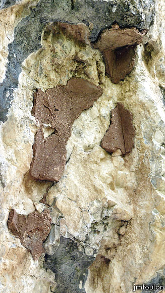 la-batie-49web.jpg - En s'approchant, on s'aperçois qu'il s'agit en fait d'un enduit, certainement du plâtre rose, très résistant. On voit bien à droite en haut la forme anguleuse  qui se reporte sur le morceau le plus bas. Mystère !