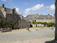 Locronan  La place du Marché depuis le porche de l'église Saint Ronan