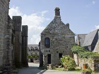 Locronan  Magnifique bâtisse à l'Ouest de l'église Saint Ronan que l'on voit à gauche. Au fond, la place du Marché