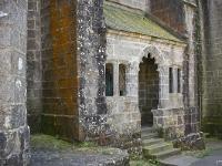 Locronan  Petit préau à l'Ouest de l'église Saint Ronan
