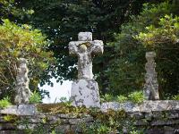 Locronan  Sur un mur près de l'église Saint Ronan