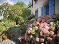 Locronan  Devant une maison ! ...