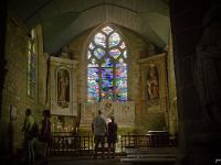 Locronan  Intérieur de la chapelle Notre-Dame-de-Bonne-Nouvelle.  Les vitraux ont été réalisés d'après les cartons du peintre Manessier (1985)