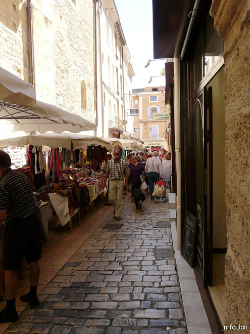apt-marche-02web.jpg - Dans une ruelle à l'ombre