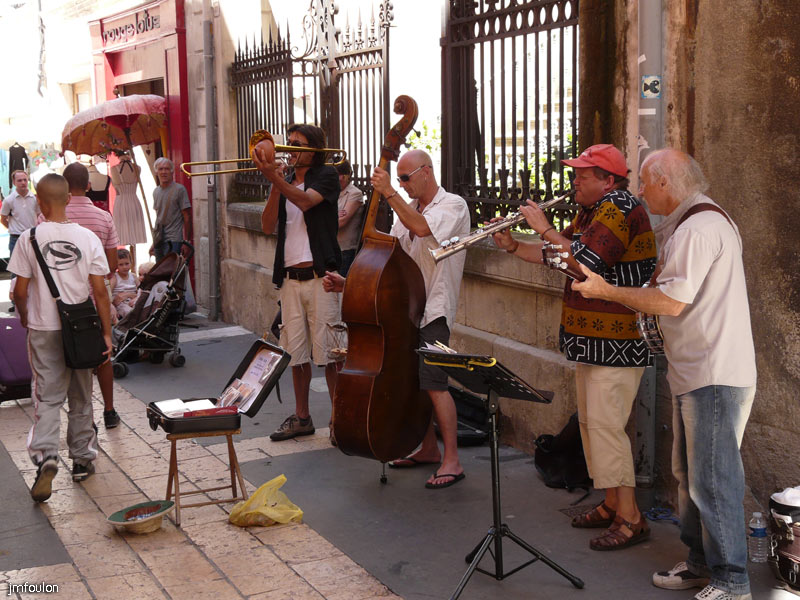 apt-marche-03web.jpg - Zicos de jazz dans une ruelle
