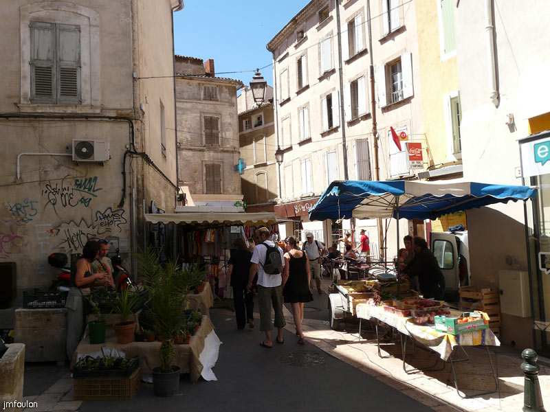 apt-marche-05web.jpg - Des étals jusque dans les moindres ruelles !