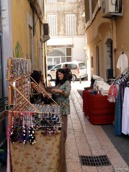 apt-marche-08web.jpg - Pas grand monde dans cette ruelle !