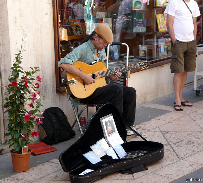 apt-marche-10web.jpg - Guitariste en action !