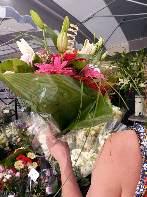 apt-marche-21web.jpg - Quel beau bouquet portez vous la, chère madame !