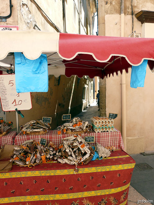 apt-marche-28web.jpg - Etal de saucissons divers ze variés !