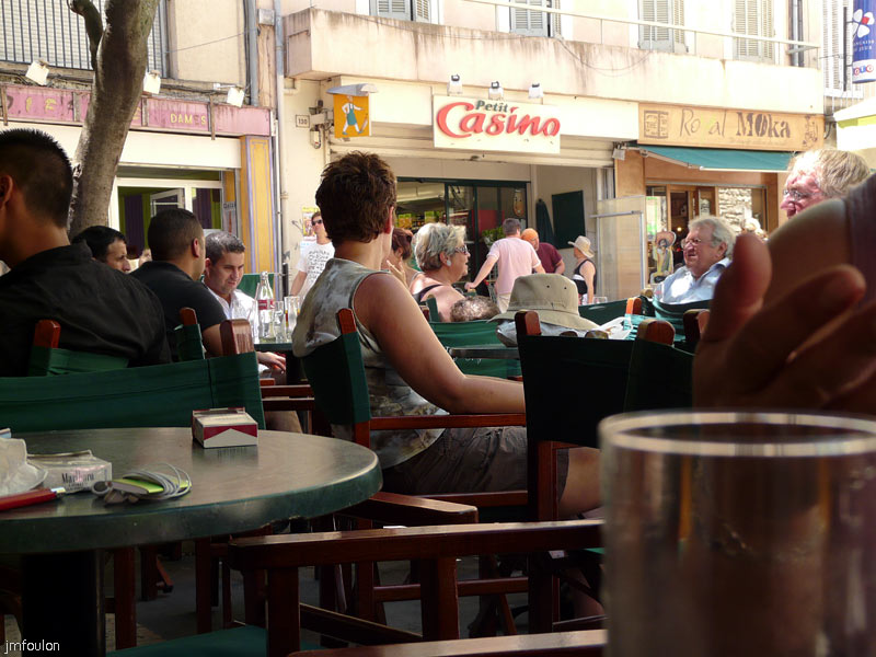 apt-marche-41web.jpg - A l'heure de l'apéro place des Martyrs
