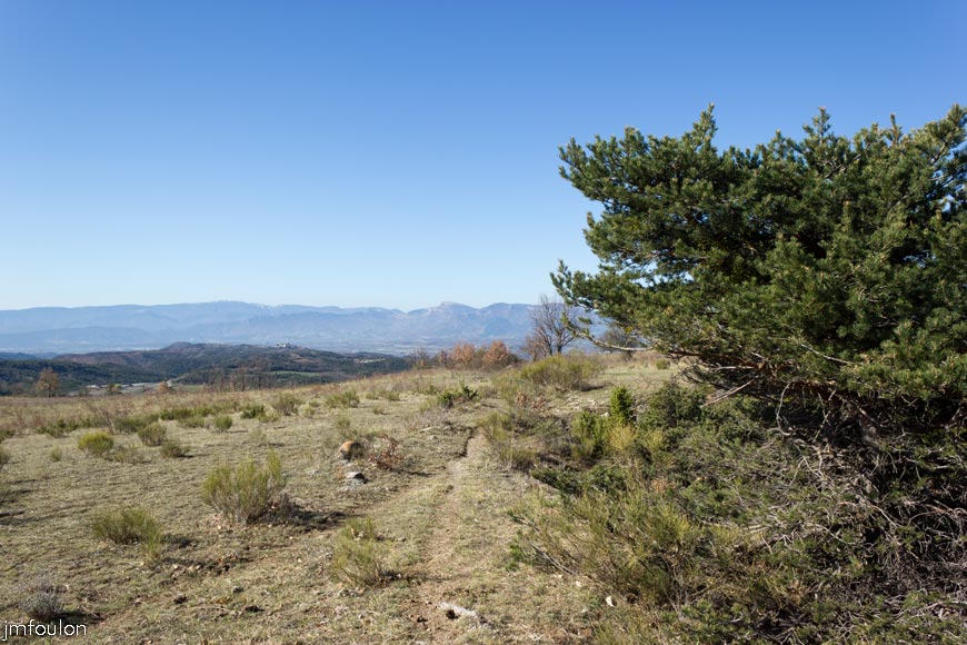 melve-croix-15.jpg - Continuons en longeant ce petit plateau vers le Nord (vue à contresens de la marche)
