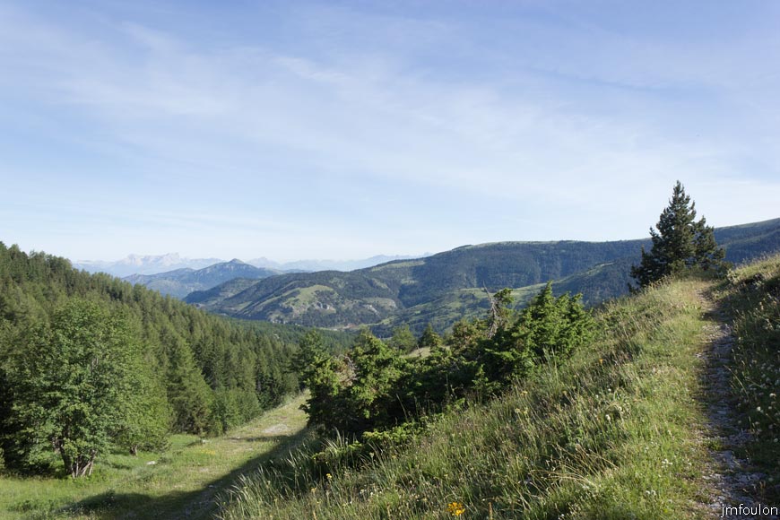 les_monges-008web.jpg - Nous quittons la piste pour prendre un sentier jusqu'à la Crête de Pradon qui se trouve 800 m plus haut environ