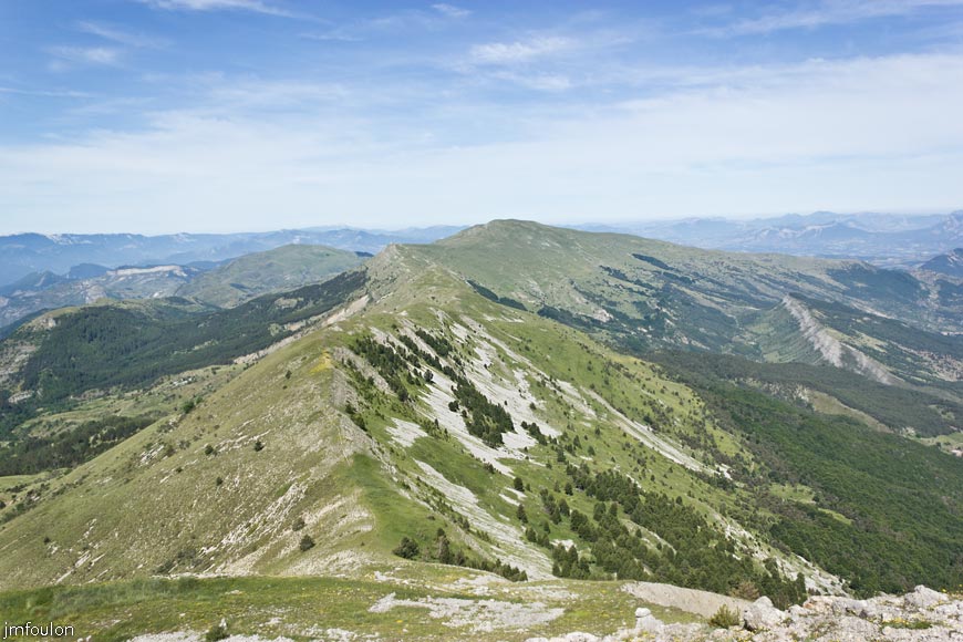 les_monges-034web.jpg - C'est parti ! Nous voici sur la crête du Raus. Nous venons des premiers arbres en bas. En face, Serrières des Cabanes (1787 m) suivie de la Crête du Clot des Martres (1803 m), de celle de Dormeilleuse (1749 m) et au plus loin de la Montagne de Jouère qui culmine à 1886 m à  la Croix St Jean