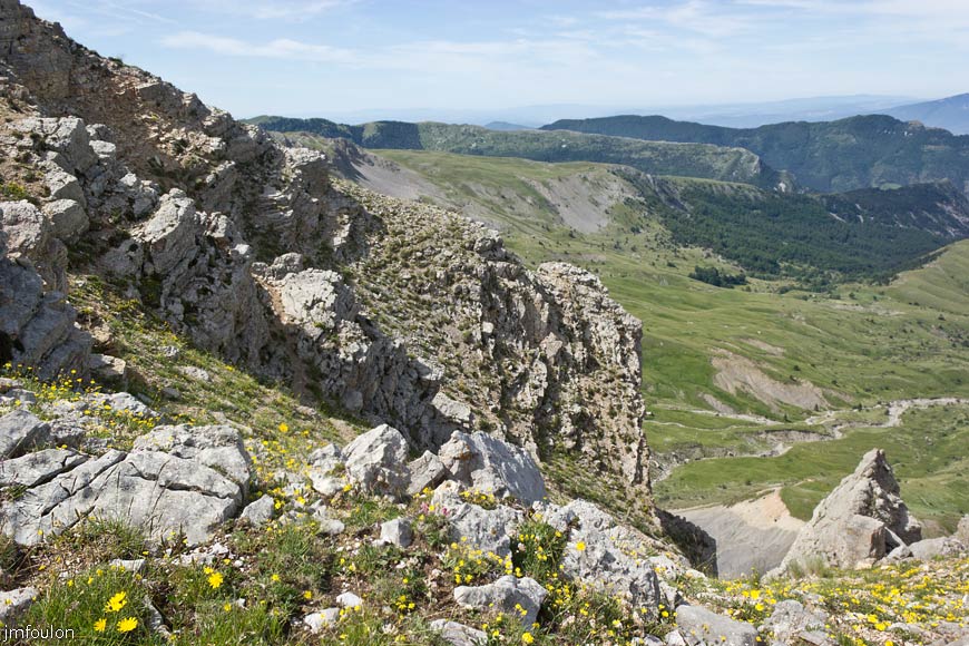 les_monges-040web.jpg - Lieu-dit La Plaine entre l'Adret de la Crête du Raus et celui des Monges