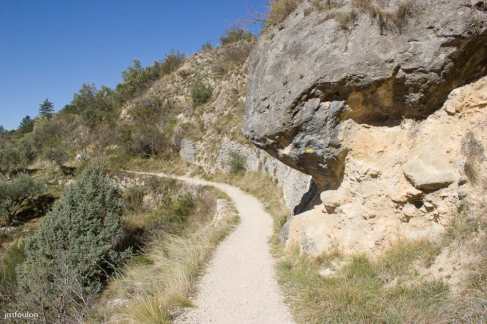 moustier-003.jpg - Sentier du Riou, au Nord de Moustiers. Ici on chemine dans les oliviers
