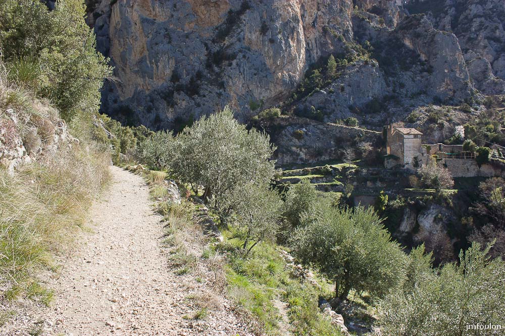 moustier-007.jpg - Revenons sur nos pas vers la porte du Riou par laquelle nous entrerons dans Moustiers