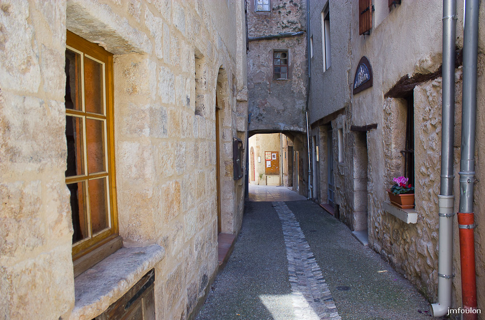 moustier-033.jpg - Ruelle et passage couvert