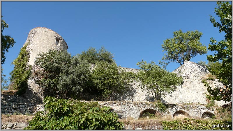 chateau-13web.jpg - Vue générale côté sud  du chateau et les restanques au pied de la muraille