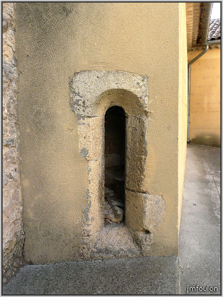 eglise-06web.jpg - Ouverture au ras du sol à l'arrière de l'église