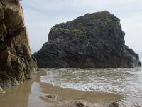 Crozon - Plage de Goulien  Gros rocher à l'ouest de la plage de Goulien
