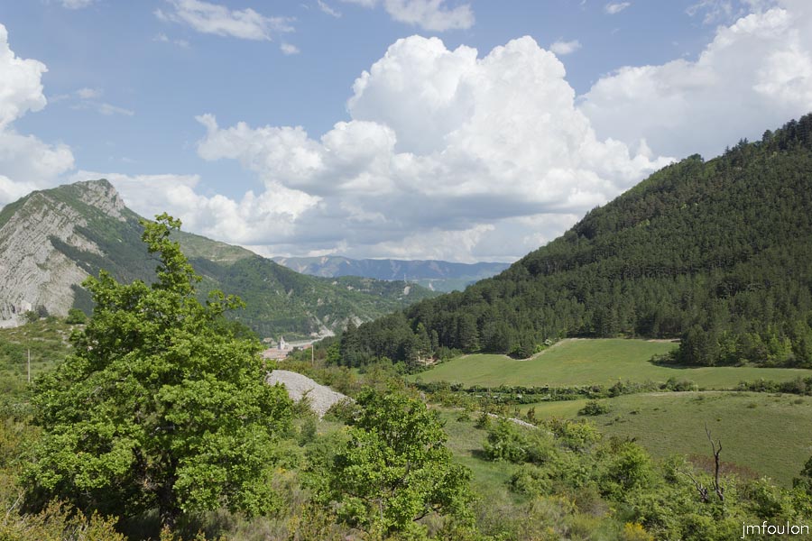 printemps-2013-collet-04web.jpg - Vue vers l'Est depuis le Collet au niveau de l'Adret de Champ Brancou. On centre, on aperçois le clocher de la cathédrale de Sisteron (XIIe)