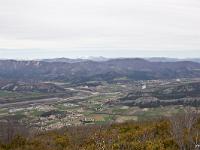 Rando au départ de Peipin  En bas à gauche, le village de Peipin. Au loin vers la droite, Volonne