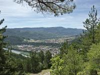 Rando - Grotte du Trou de l'Argent  Vue sur Lure au loin et le Sisteron d'aujourd'hui depuis le sentier
