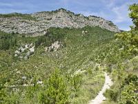 Rando - Grotte du Trou de l'Argent  Direction la grotte du Trou de l'Argent dont on aperçois l'entrée dan la roche au pied de la Baume