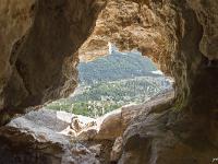 Rando - Grotte du Trou de l'Argent  Vue sur Briasc depuis l'intérieur de la grotte du Trou de l'Argent
