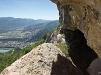 Rando - Grotte du Trou de l'Argent  Vue sur Sisteron, Lure, la vallée du Jabron et le Molard depuis l'intérieur de la grotte du Trou de l'Argent