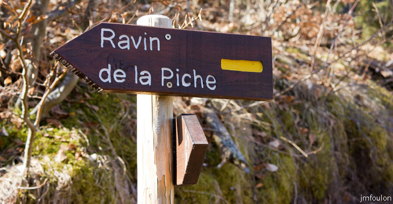 ravin-piche-17web.jpg - Ici on peut continuer tout droit pour rejoindre Le Caire par Viéraron. Nous allons bifurquer vers l'Est pour rejoindre le Ravin de Piche qui nous raménera vers notre point de départ
