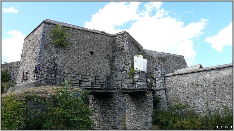 citadelle-05web.jpg - Entrée du fort. Pont volant en bois posé sur des piles pouvant être coupées en cas d'attaque de manière à isoler le fort.