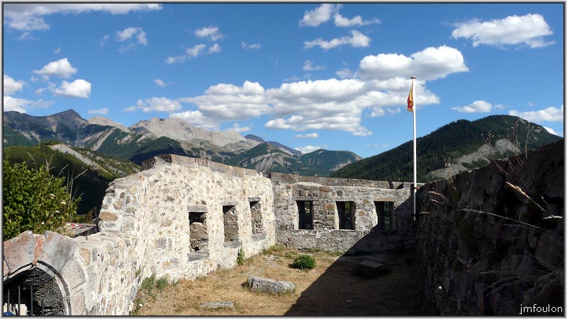 citadelle-06web.jpg - Une partie de l'Avant-fort et ses créneaux de fusillade. A gauche, l'escalier menant aux casemates sud. Elles forment une courtine percée de créneaux de tir. C'est sous Louis XVIII, qu'on accola des casemates à l’avant-fort
