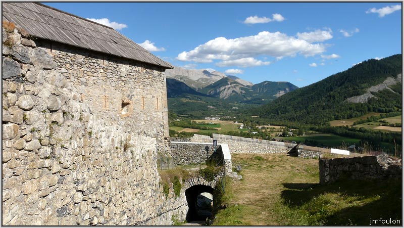 citadelle-10web.jpg - Vue plus étalée de l'accès au fort et a la poudrière