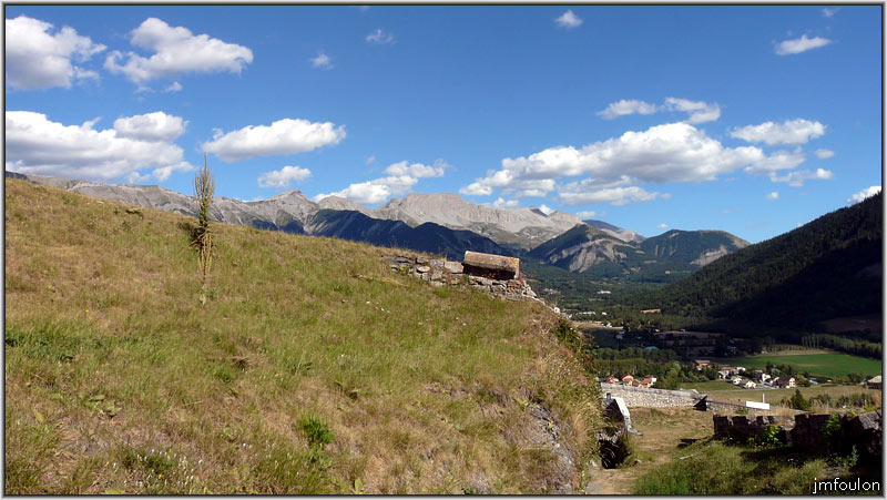 citadelle-15web.jpg - La bute du mur parados conçu pour arrêter les projectiles et protéger les installations et les hommes