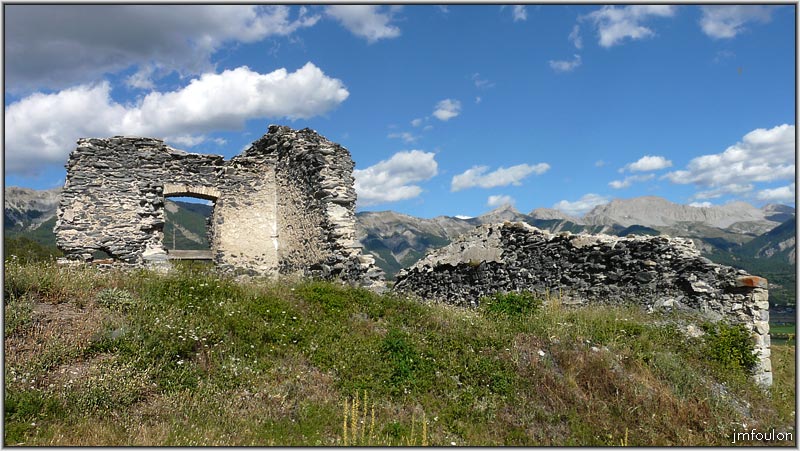 citadelle-19web.jpg - Ruines des batiments abritants les logements de la garnison du fort