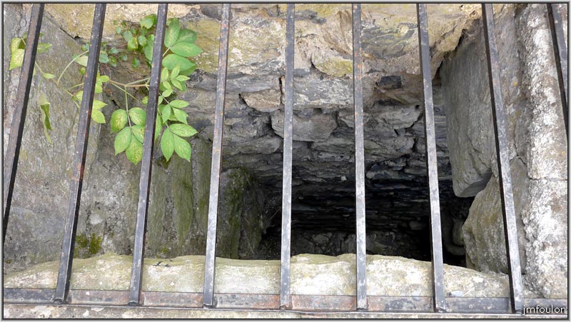 citadelle-24web.jpg - Les latrines intégré au mur ouest de la citadelle