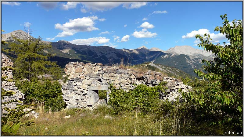 citadelle-45web.jpg - Rempart est au niveau des bâtiments de garnison, en piteux état !