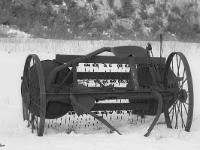 Sisteron Collet Marquise  Machine agricole à la ferme des Combes (monochrome)