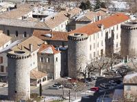 Sisteron - Le Molard  Zoom sur les trois tours vestiges des remparts. De gauche à droite: Tour de la Médisance, de Notre Dame et de la Porte Sauve